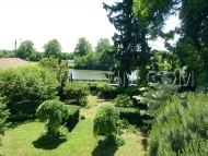 Jardin magnifiquement entretenu, en bord de rivière